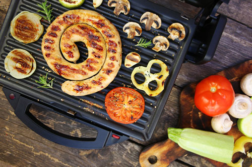 Elektrogrill mit Wurst und Gemüse
