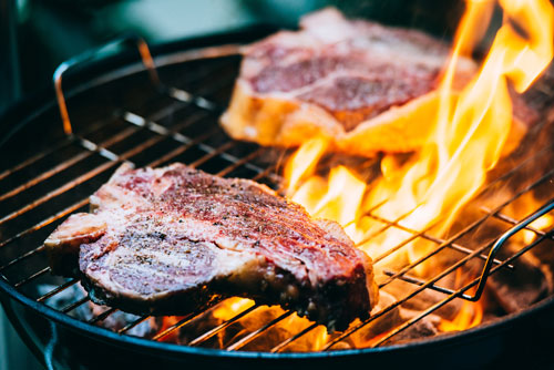 Steak auf Holzkohlegrille